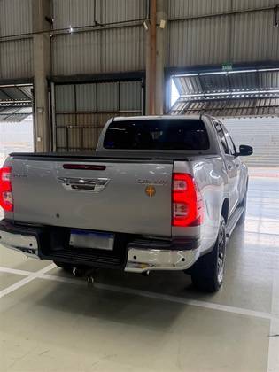 TOYOTA HILUX 2.8 D-4D TURBO DIESEL CS 4X4 MANUAL